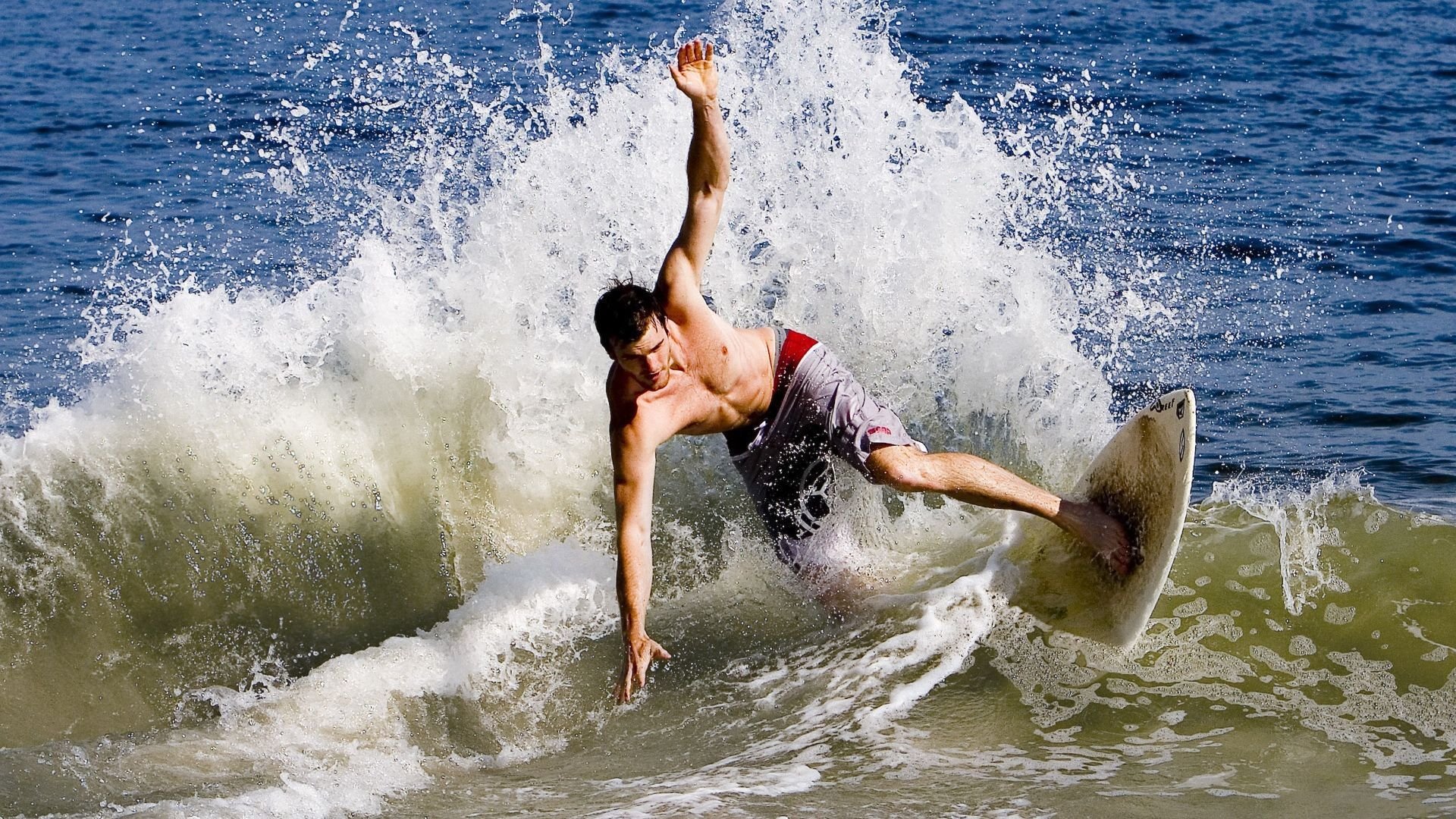 开云体育移动版-篮球舞台上再度上演，球场风暴激情澎湃，舞台篮球秀动作视频